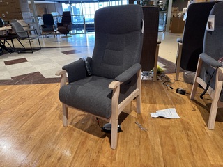 Sta-op stoel, grijs stof, elektrisch verstelbaar